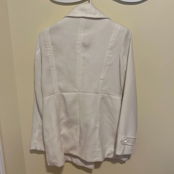 White pea coat size medium gently used, perfect condition. - Picture 4 of 5